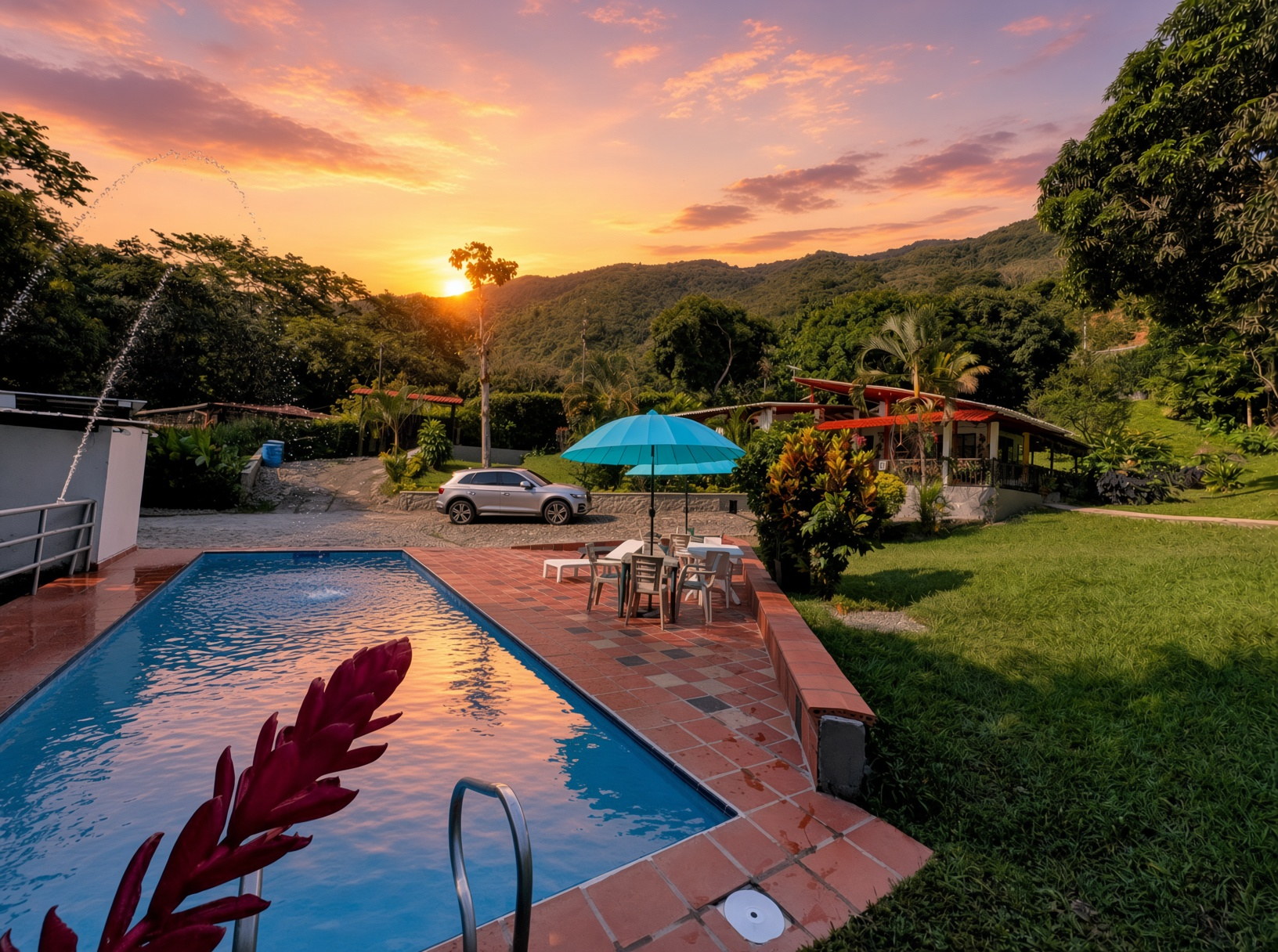 Atardecer sobre la piscina privada de Finca Buena Vibra, San Jerónimo
