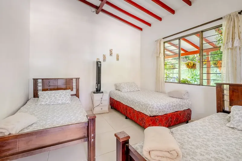 Habitación 1: 1 cama doble y 2 sencillas